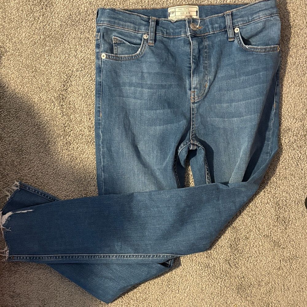 Free People Skinny Mid Rise Distressed Classic Blue Jeans. Size 28